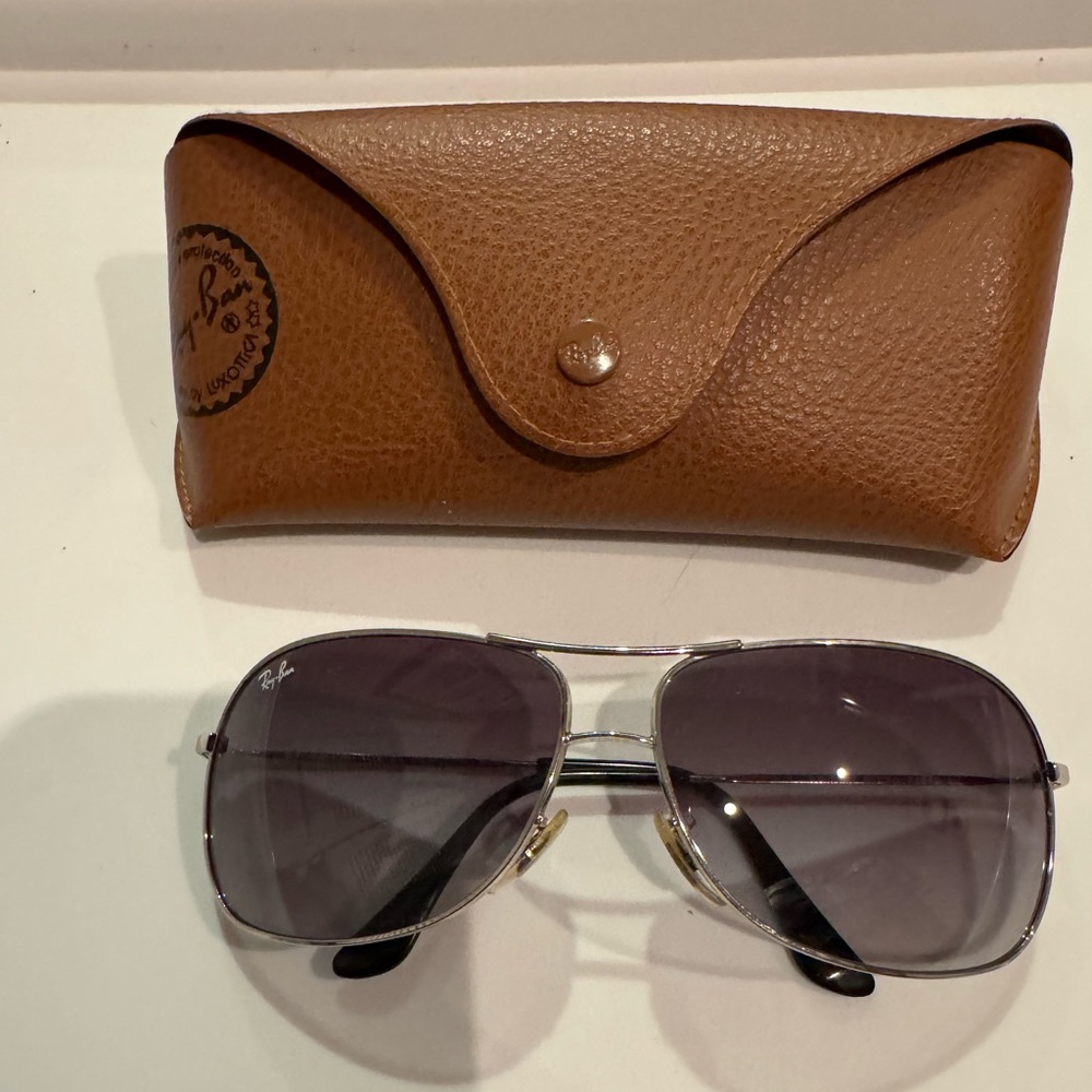 Ray-Ban silver-rimmed aviator sunglasses with gray tint